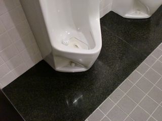 店舗・男子トイレ汚垂れ石・後8%.jpg